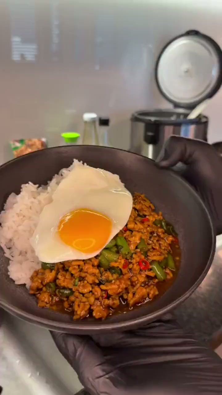 Bowl mit Reis, Hackfleisch und Spiegelei
