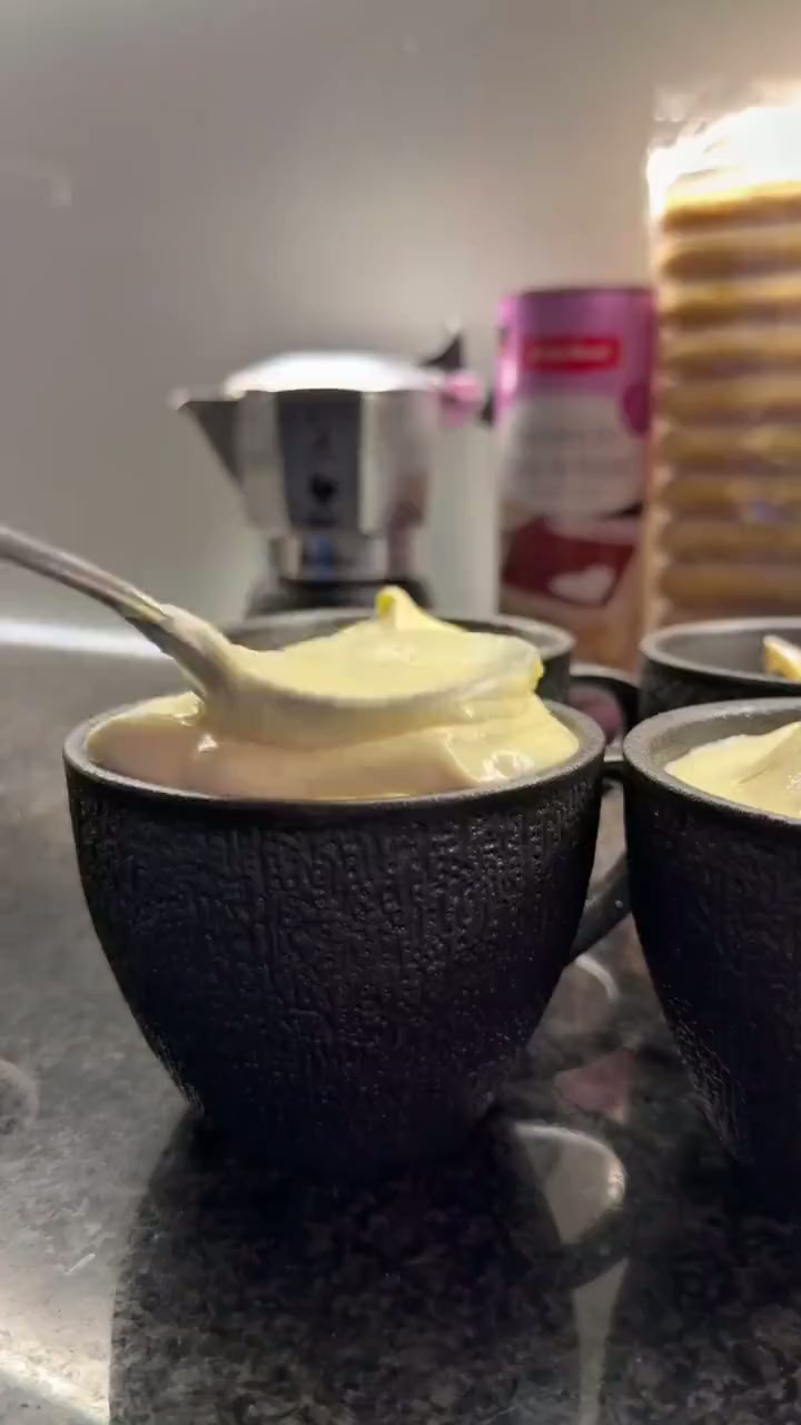 Tiramisu in zwei Bechern mit Kakao