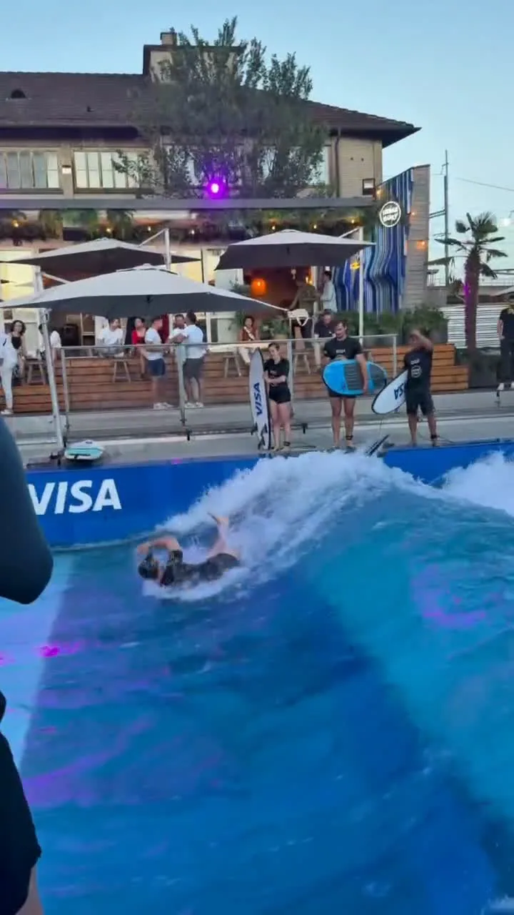 Surfer in einem Wellenbecken